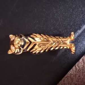 Tiger pin